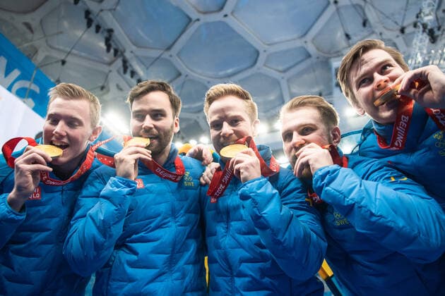 220219 Oskar Eriksson, Christoffer Sundgren, Niklas Edin and Daniel Magnusson of Sweden celebrates with gold medals after men?s curling final match between Sweden and Great Britain during day 15 of the 2022 Winter Olympics on February 19, 2022 in Beijing. Photo: Maxim Thore BILDBYRAN kod MT MT0332 curling Olympic Games, Olympische Spiele, Olympia, OS olympics winter olympics os ol olympiska spel vinter-os olympiske leker peking peking 2022 beijing 2022 beijing 2022 olympic games beijing 2022 winter olympic games peking-os beijing-ol vinter-ol 15 bbeng sverige england celebration jubel sweden Copyright: MAXIMxTHORE BB220219MT068