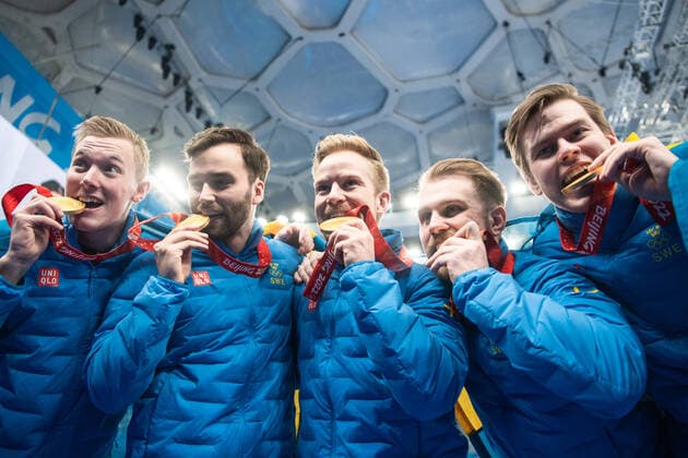 220219 Daniel Magnusson, Oskar Eriksson, Niklas Edin, Rasmus Wranaa and Christoffer Sundgren of Sweden celebrates with gold medals after men?s curling final match between Sweden and Great Britain during day 15 of the 2022 Winter Olympics on February 19, 2022 in Beijing. Photo: Maxim Thore BILDBYRAN kod MT MT0332 curling Olympic Games, Olympische Spiele, Olympia, OS olympics winter olympics os ol olympiska spel vinter-os olympiske leker peking peking 2022 beijing 2022 beijing 2022 olympic games beijing 2022 winter olympic games peking-os beijing-ol vinter-ol 15 bbeng sverige england sweden celebration jubel Copyright: MAXIMxTHORE BB220219MT070