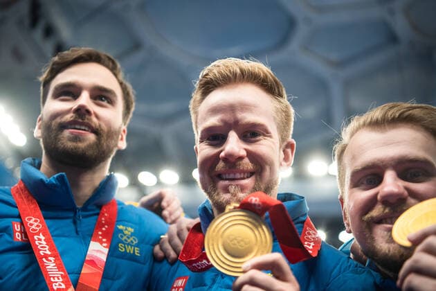 220219 Oskar Eriksson, Niklas Edin, Rasmus Wranaa of Sweden celebrates with gold medals after men?s curling final match between Sweden and Great Britain during day 15 of the 2022 Winter Olympics on February 19, 2022 in Beijing. Photo: Maxim Thore BILDBYRAN kod MT MT0332 curling Olympic Games, Olympische Spiele, Olympia, OS olympics winter olympics os ol olympiska spel vinter-os olympiske leker peking peking 2022 beijing 2022 beijing 2022 olympic games beijing 2022 winter olympic games peking-os beijing-ol vinter-ol 15 bbeng sverige england celebration jubel sweden guld Copyright: MAXIMxTHORE BB220219MT071