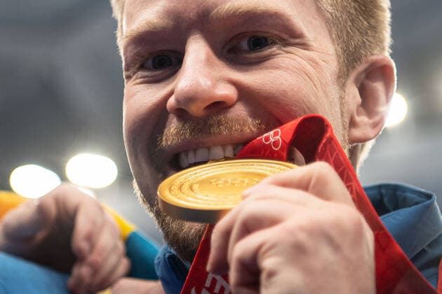 220219 Niklas Edin of Sweden poses with his gold olympic medal after a men?s curling final match between Sweden and Great Britain during day 15 of the 2022 Winter Olympics on February 19, 2022 in Beijing. Photo: Maxim ThorÃ BILDBYRAN kod MT MT0332 curling Olympic Games, Olympische Spiele, Olympia, OS olympics winter olympics os ol olympiska spel vinter-os olympiske leker peking peking 2022 beijing 2022 beijing 2022 olympic games beijing 2022 winter olympic games peking-os beijing-ol vinter-ol 15 bbeng sverige england jubel guld os-guld Copyright: MAXIMxTHORE BB220219MT074