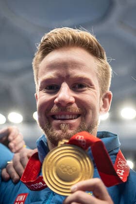 220219 Niklas Edin of Sweden poses with his gold olympic medal after a men?s curling final match between Sweden and Great Britain during day 15 of the 2022 Winter Olympics on February 19, 2022 in Beijing Photo: Maxim ThorÃ BILDBYRAN kod MT MT0332 curling Olympic Games, Olympische Spiele, Olympia, OS olympics winter olympics os ol olympiska spel vinter-os olympiske leker peking peking 2022 beijing 2022 beijing 2022 olympic games beijing 2022 winter olympic games peking-os beijing-ol vinter-ol 15 bbeng sverige england Copyright: MAXIMxTHORE BB220219MT076