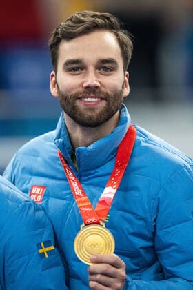 220219 Oskar Eriksson of Sweden celebrates with his gold medal after the men?s curling final match between Sweden and Great Britain during day 15 of the 2022 Winter Olympics on February 19, 2022 in Beijing. Photo: Maxim ThorÃ BILDBYRAN kod MT MT0332 curling Olympic Games, Olympische Spiele, Olympia, OS olympics winter olympics os ol olympiska spel vinter-os olympiske leker peking peking 2022 beijing 2022 beijing 2022 olympic games beijing 2022 winter olympic games peking-os beijing-ol vinter-ol 15 bbeng sverige england jubel Copyright: MAXIMxTHORE BB220219MT081