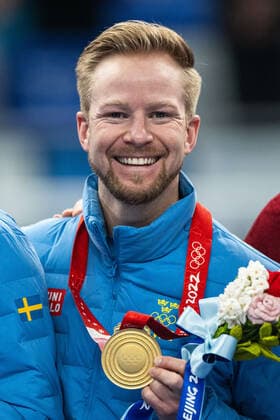 220219 Niklas Edin of Sweden celebrates with his gold medal after the men?s curling final match between Sweden and Great Britain during day 15 of the 2022 Winter Olympics on February 19, 2022 in Beijing. Photo: Maxim ThorÃ BILDBYRAN kod MT MT0332 curling Olympic Games, Olympische Spiele, Olympia, OS olympics winter olympics os ol olympiska spel vinter-os olympiske leker peking peking 2022 beijing 2022 beijing 2022 olympic games beijing 2022 winter olympic games peking-os beijing-ol vinter-ol 15 bbeng sverige england jubel Copyright: MAXIMxTHORE BB220219MT082