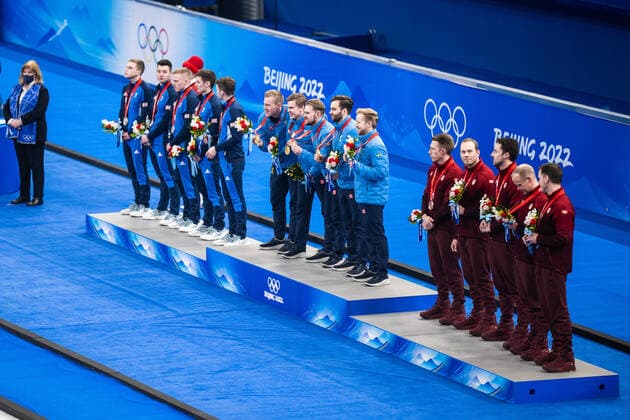 220219 Daniel Magnusson, Christoffer Sundgren, Rasmus Wranaa, Oskar Eriksson and Niklas Edin of Sweden celebrates with gold medals after men?s curling final match between Sweden and Great Britain during day 15 of the 2022 Winter Olympics on February 19, 2022 in Beijing. Photo: Mathias Bergeld BILDBYRAN kod MB MT0332 curling Olympic Games, Olympische Spiele, Olympia, OS olympics winter olympics os ol olympiska spel vinter-os olympiske leker peking peking 2022 beijing 2022 beijing 2022 olympic games beijing 2022 winter olympic games peking-os beijing-ol vinter-ol 15 bbeng sverige england celebration jubel sweden Copyright: MATHIASxBERGELD BB220219MB023