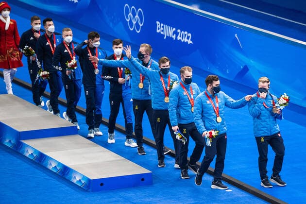 220219 Daniel Magnusson, Christoffer Sundgren, Rasmus Wranaa, Oskar Eriksson and Niklas Edin of Sweden celebrates with gold medals after men?s curling final match between Sweden and Great Britain during day 15 of the 2022 Winter Olympics on February 19, 2022 in Beijing. Photo: Mathias Bergeld BILDBYRAN kod MB MT0332 curling Olympic Games, Olympische Spiele, Olympia, OS olympics winter olympics os ol olympiska spel vinter-os olympiske leker peking peking 2022 beijing 2022 beijing 2022 olympic games beijing 2022 winter olympic games peking-os beijing-ol vinter-ol 15 bbeng sverige england celebration jubel sweden guld Copyright: MATHIASxBERGELD BB220219MB026