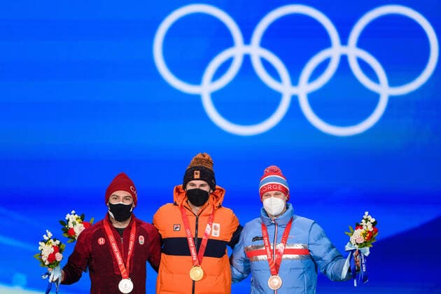 220219 Laurent Dubreuil of Canada, Thomas Krol of Netherlands and Havard Holmefjord Lorentzen of Norway celebrates at the medal ceremony for men s Speed skating, Eisschnelllauf 1000 meter during day 15 of the 2022 Winter Olympics on February 19, 2022 in Beijing. Photo: Mathias Bergeld BILDBYRAN kod MB MB0346 skridskor speed skating Olympic Games, Olympische Spiele, Olympia, OS olympics winter olympics os ol olympiska spel vinter-os olympiske leker peking peking 2022 beijing 2022 beijing 2022 olympic games beijing 2022 winter olympic games peking-os beijing-ol vinter-ol 15 bbeng medaljceremoni medal ceremony celebration jubel norge norway brons Copyright: MATHIASxBERGELD BB220219MB035