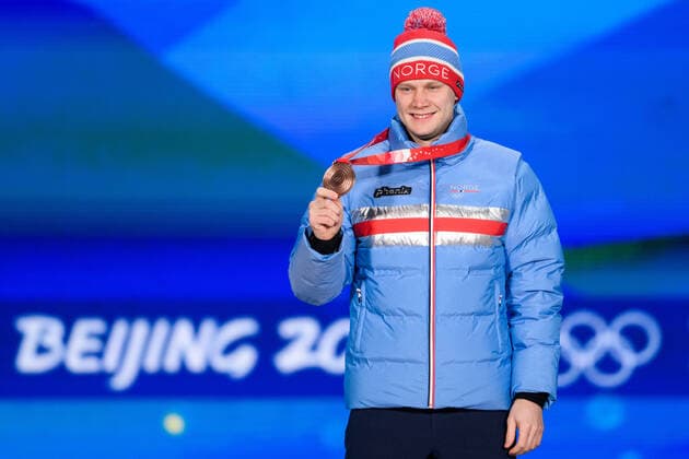 220219 Havard Holmefjord Lorentzen of Norway celebrates with bronze medal at the medal ceremony for men s Speed skating, Eisschnelllauf 1000 meter during day 15 of the 2022 Winter Olympics on February 19, 2022 in Beijing. Photo: Mathias Bergeld BILDBYRAN kod MB MB0346 skridskor speed skating Olympic Games, Olympische Spiele, Olympia, OS olympics winter olympics os ol olympiska spel vinter-os olympiske leker peking peking 2022 beijing 2022 beijing 2022 olympic games beijing 2022 winter olympic games peking-os beijing-ol vinter-ol 15 bbeng medaljceremoni medal ceremony celebration jubel norge norway brons Copyright: MATHIASxBERGELD BB220219MB036