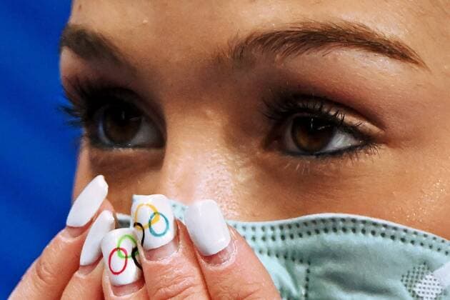 Sport Bilder des Tages China Olympics 2022 Figure skating, Eiskunstlauf Pairs 8120419 19.02.2022 Israel s Hailey Kops waits for the scores after competing in the pairs free skating of the figure skating event during the Beijing 2022 Winter Olympic Games, Olympische Spiele, Olympia, OS at Capital Indoor Stadium in Beijing, China. Vladimir Astapkovich Sputnik Beijing China  Copyright: xVladimirxAstapkovichx