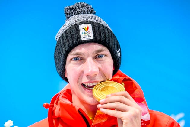Bilder des Jahres 2022, Sport 02 Februar Sport Themen der Woche KW 07 Sport Bilder des Tages Belgian speed skater Bart Swings poses with his gold medal for the photographer after the medal ceremony of the men s mass start Speed skating, Eisschnelllauf event at the Beijing 2022 Winter Olympics in Beijing, China, Saturday 19 February 2022. Bart Swings won the gold medal. The winter Olympics are taking place from 4 February to 20 February 2022. LAURIExDIEFFEMBACQ  x11293253x