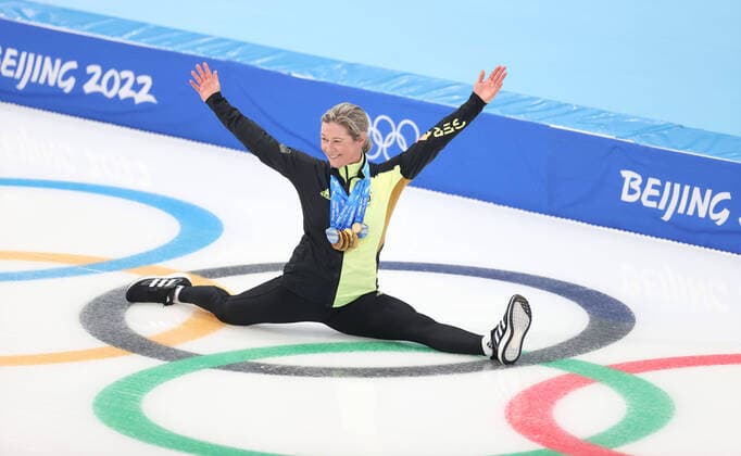 Bilder des Jahres 2022, Sport 02 Februar Sport Themen der Woche KW 07 Sport Bilder des Tages (220219) -- BEIJING, Feb. 19, 2022 -- Claudia Pechstein of Germany poses for photos after the Speed skating, Eisschnelllauf women s mass start final of Beijing 2022 Winter Olympics at the National Speed Skating Oval in Beijing, capital of China, Feb. 19, 2022. ) (BEIJING2022)CHINA-BEIJING-OLYMPIC Winter games, Winterspiele,Spiele, Summer games SPEED SKATING-WOMEN S MASS START (CN) DingxXu 