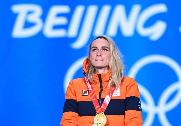 Bilder des Jahres 2022, Sport 02 Februar Sport Themen der Woche KW 07 (220219) -- BEIJING, Feb. 19, 2022 -- Gold medalist Irene Schouten of the Netherlands reacts during the awarding ceremony of Speed skating, Eisschnelllauf women s mass start at the Beijing Medals Plaza of the Winter Olympics in Beijing, capital of China, Feb. 19, 2022. ) (BEIJING2022)CHINA-BEIJING-OLYMPIC Winter games, Winterspiele,Spiele, Summer games AWARDING CEREMONY-SPEED SKATING (CN) HuangxZongzhi 