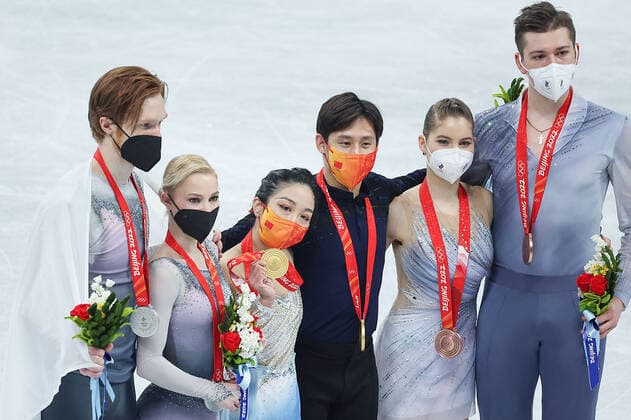 (220219) -- BEIJING, Feb. 19, 2022 -- Gold medalists Sui Wenjing (3rd L) Han Cong (3rd R) of China, silver medalists Evgenia Tarasova (2nd L) Vladimir Morozov (1st L) of ROC and bronze medalists Anastasia Mishina (2nd R) Aleksandr Galliamov of ROC pose for photos after the Figure skating, Eiskunstlauf pair skating free skating of the Beijing 2022 Winter Olympics at Capital Indoor Stadium in Beijing, capital of China, Feb. 19, 2022. ) (BEIJING2022)CHINA-BEIJING-OLYMPIC Winter games, Winterspiele,Spiele, Summer games FIGURE SKATING-PAIR SKATING-FREE SKATING (CN) ZhangxYuwei