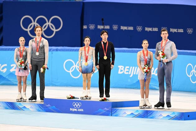 (L-R) TARASOVA Evgenia & MOROZOV Vladimir (ROC), SUI Wenjing & HAN Cong (CHN), MISHINA Anastasia & GALLIAMOV Aleksandr (ROC), FEBRUARY 19, 2022 - Figure skating, Eiskunstlauf : Team Pairs Free Skating Flower ceremony during the Beijing 2022 Olympic Winter games, Winterspiele,Spiele, Summer games at Capital Indoor Stadium in Beijing, China.  (181179668)