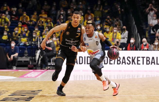 Nicholas Tischler, TJ Shorts II Aktion Spielszene Zweikampf Basketball BBL Pokal Top Four Herren Halbfinale Saison 2021 2022 19.02.2022 BB Löwen Braunschweig vs. HAKRO Merlins Crailsheim