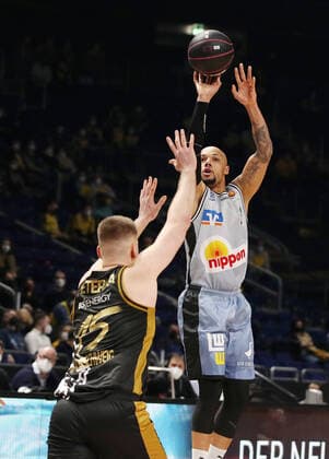 Bogdan Radosavljevic, Nicholas Tischler Aktion Spielszene Zweikampf Basketball BBL Pokal Top Four Herren Halbfinale Saison 2021 2022 19.02.2022 BB Löwen Braunschweig vs. HAKRO Merlins Crailsheim