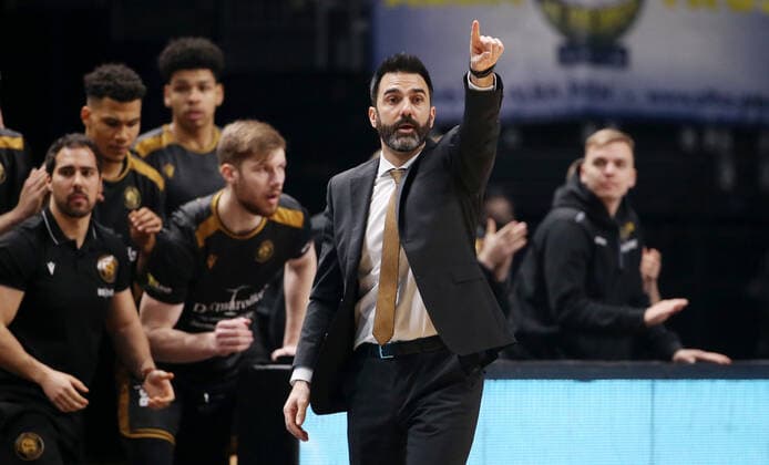 Trainer Jesus Ramirez Aktion Oberkoerper Oberkörper Basketball BBL Pokal Top Four Herren Halbfinale Saison 2021 2022 19.02.2022 BB Löwen Braunschweig vs. HAKRO Merlins Crailsheim