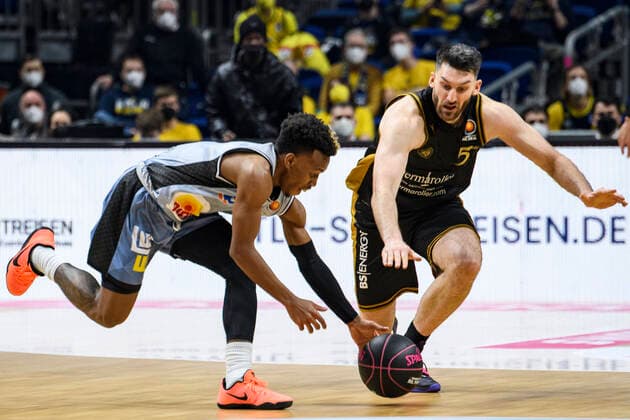 v.l. T. J. Shorts (HAKRO Merlins Crailsheim, 0), Owen Klassen (Basketball Loewen Braunschweig, 05), Zweikampf am Boden, GER, Basketball Loewen Braunschweig vs HAKRO Merlins Crailsheim, BBL, Basketball - 1 Bundesliga - Maenner, Pokal Top Four 2022 Halbfinale, Saison 2021 2022, 19.02.2022, Basketball Loewen Braunschweig vs HAKRO Merlins Crailsheim, BBL, Pokal Top Four 2022, Halbfinale, Basketball - 1 Bundesliga - Maenner, , Saison 2021 2022, 19.02.2022, Berlin Copyright: xEibner-Pressefoto UwexKochx EP_UKH