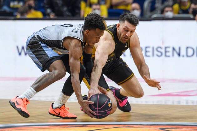 v.l. T. J. Shorts (HAKRO Merlins Crailsheim, 0), Owen Klassen (Basketball Loewen Braunschweig, 05), Zweikampf am Boden, GER, Basketball Loewen Braunschweig vs HAKRO Merlins Crailsheim, BBL, Basketball - 1 Bundesliga - Maenner, Pokal Top Four 2022 Halbfinale, Saison 2021 2022, 19.02.2022, Basketball Loewen Braunschweig vs HAKRO Merlins Crailsheim, BBL, Pokal Top Four 2022, Halbfinale, Basketball - 1 Bundesliga - Maenner, , Saison 2021 2022, 19.02.2022, Berlin Copyright: xEibner-Pressefoto UwexKochx EP_UKH