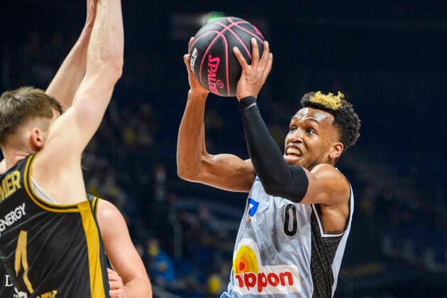 v.l. David Kraemer (Basketball Loewen Braunschweig, 01), T. J. Shorts (HAKRO Merlins Crailsheim, 0), Zweikampf, GER, Basketball Loewen Braunschweig vs HAKRO Merlins Crailsheim, BBL, Basketball - 1 Bundesliga - Maenner, Pokal Top Four 2022 Halbfinale, Saison 2021 2022, 19.02.2022, Basketball Loewen Braunschweig vs HAKRO Merlins Crailsheim, BBL, Pokal Top Four 2022, Halbfinale, Basketball - 1 Bundesliga - Maenner, , Saison 2021 2022, 19.02.2022, Berlin Copyright: xEibner-Pressefoto UwexKochx EP_UKH