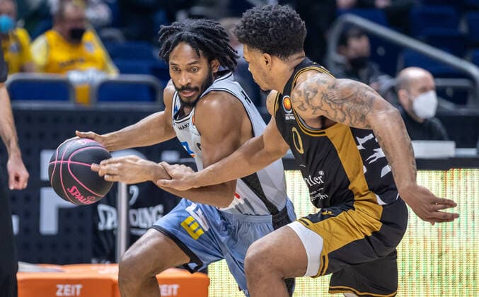 19.02.2022, Berlin, Basketball, BBL-Pokal, Halbfinale, Final Four, Mercedes Benz Arena: Basketball Loewen Braunschweig - HAKRO Merlins Crailsheim. Terrell Harris von HAKRO Merlins Crailsheim kaempft gegen Braunschweigs Tookie Brown (r) um den Ball. Loewen Braunschweig - Merlins Crailsheim