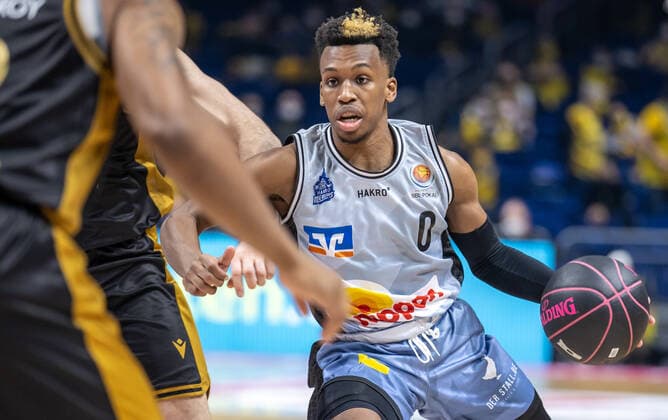 19.02.2022, Berlin, Basketball, BBL-Pokal, Halbfinale, Final Four, Mercedes Benz Arena: Basketball Loewen Braunschweig - HAKRO Merlins Crailsheim. T.J. Shorts von HAKRO Merlins Crailsheim kaempft um den Ball. Loewen Braunschweig - Merlins Crailsheim