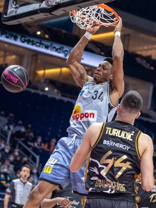 19.02.2022, Berlin, Basketball, BBL-Pokal, Halbfinale, Final Four, Mercedes Benz Arena: Basketball Loewen Braunschweig - HAKRO Merlins Crailsheim. Richmond Aririguzoh von HAKRO Merlins Crailsheim legt den Ball in den Korb. Loewen Braunschweig - Merlins Crailsheim
