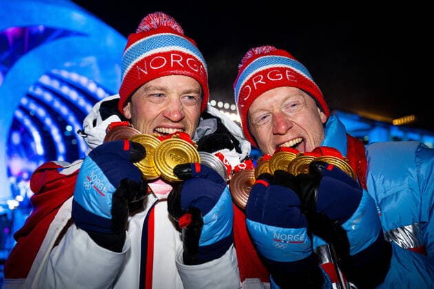 220219 Tarjei Bo and Johannes Thingnes Bo of Norway with their medals during day 15 of the 2022 Winter Olympics on February 19, 2022 in Zhangjiakou. Photo: Vegard Grott BILDBYRAN kod VG VG0246 bbeng Olympic Games, Olympische Spiele, Olympia, OS olympics winter olympics os ol olympiska spel vinter-os olympiske leker peking peking 2022 beijing 2022 beijing 2022 olympic games beijing 2022 winter olympic games peking-os beijing-ol vinter-ol medaljceremoni medaljeseremoni norge norway Copyright: VEGARDxGRoTT BB220219VG109