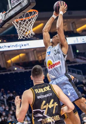 19.02.2022, Berlin, Basketball, BBL-Pokal, Halbfinale, Final Four, Mercedes Benz Arena: Basketball Loewen Braunschweig - HAKRO Merlins Crailsheim. Richmond Aririguzoh von HAKRO Merlins Crailsheim legt den Ball in den Korb. Loewen Braunschweig - Merlins Crailsheim