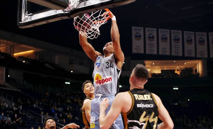 Richmond Aririguzoh beim Dunking, Benedikt Turudic Aktion Spielszene Zweikampf Basketball BBL Pokal Top Four Herren Halbfinale Saison 2021 2022 19.02.2022 BB Löwen Braunschweig vs. HAKRO Merlins Crailsheim