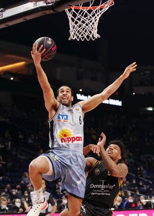 Elias Lasisi, Tookie Brown Aktion Spielszene Zweikampf Basketball BBL Pokal Top Four Herren Halbfinale Saison 2021 2022 19.02.2022 BB Löwen Braunschweig vs. HAKRO Merlins Crailsheim