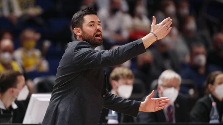 Trainer Sebastian Gleim (Crailsheim) Aktion Oberkoerper Oberkörper Basketball BBL Pokal Top Four Herren Halbfinale Saison 2021 2022 19.02.2022 BB Löwen Braunschweig vs. HAKRO Merlins Crailsheim