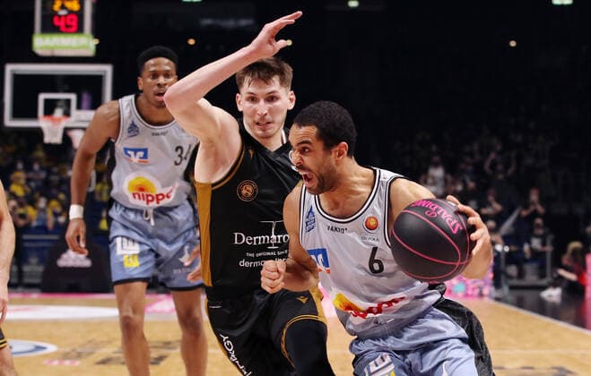 David Krämer, Elias Lasisi Aktion Spielszene Zweikampf Basketball BBL Pokal Top Four Herren Halbfinale Saison 2021 2022 19.02.2022 BB Löwen Braunschweig vs. HAKRO Merlins Crailsheim