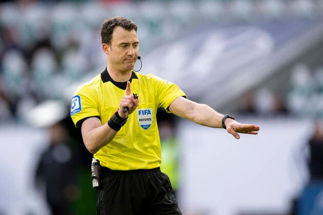 Sport Bilder des Tages Fußball: 1. Bundesliga, 23. Spieltag, VfL Wolfsburg - TSG Hoffenheim am 19.02.2022 in der Volkswagen Arena in Wolfsburg. Schiedsrichter Felix Zwayer entscheidet gegen Elfmeter. DFL REGULATIONS PROHIBIT ANY USE OF PHOTOGRAPHS AS IMAGE SEQUENCES AND OR QUASI-VIDEO. *** Soccer 1 Bundesliga, Matchday 23, VfL Wolfsburg TSG Hoffenheim on 19 02 2022 at the Volkswagen Arena in Wolfsburg Referee Felix Zwayer rules against penalty DFL REGULATES PROHIBIT ANY USE OF PHOTOGRAPHS AS IMAGE SEQUENCES AND OR QUASI VIDEO Copyright: xTeresaxKrögerx