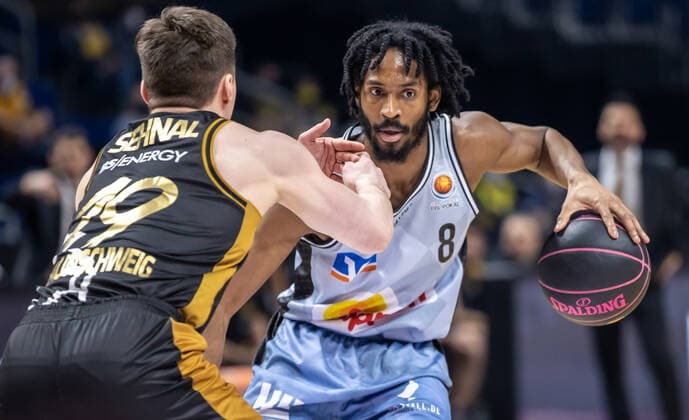 19.02.2022, Berlin, Basketball, BBL-Pokal, Halbfinale, Final Four, Mercedes Benz Arena: Basketball Loewen Braunschweig - HAKRO Merlins Crailsheim. Terrell Harris von HAKRO Merlins Crailsheim kaempft gegen Braunschweigs Ondrej Sehnal (l) um den Ball. Loewen Braunschweig - Merlins Crailsheim