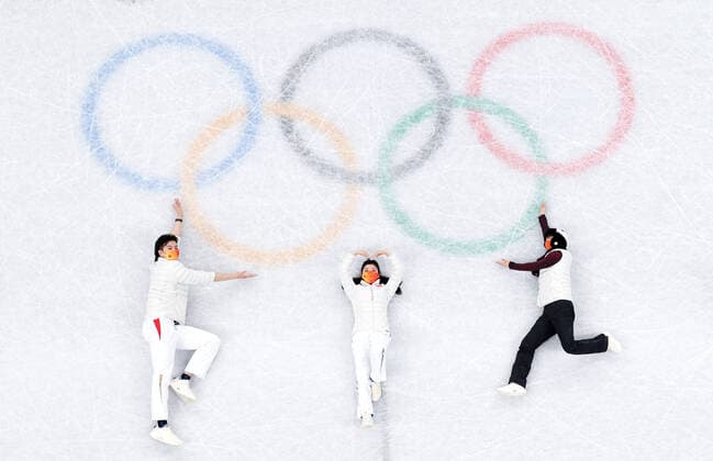 Sport Bilder des Tages (220219) -- BEIJING, Feb. 19, 2022 -- China s Ice dancing, Eistanzen pair of Liu Xinyu and Wang Shiyue, Chinese figure skater Jin Boyang (L to R) lie on the ice rink to pose for a photo with the Olympic Rings in the background after the Figure skating, Eiskunstlauf pair skating free skating of the Beijing 2022 Winter Olympics at Capital Indoor Stadium in Beijing, capital of China, Feb. 19, 2022. ) (BEIJING2022)CHINA-BEIJING-OLYMPIC Winter games, Winterspiele,Spiele, Summer games FIGURE SKATING-PAIR SKATING-FREE SKATING (CN) MaxNing 