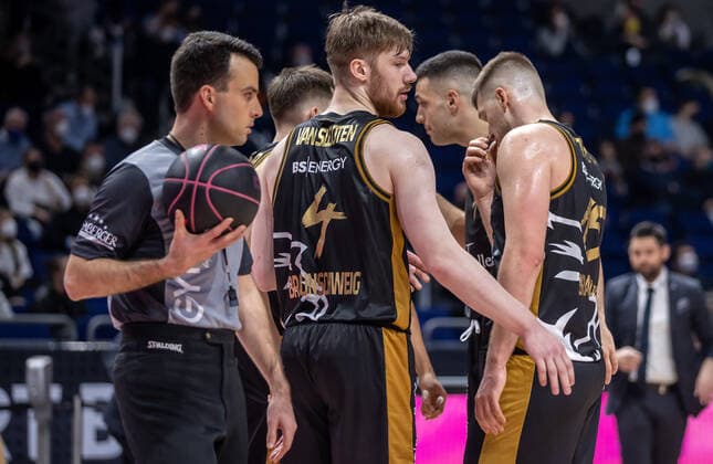 19.02.2022, Berlin, Basketball, BBL-Pokal, Halbfinale, Final Four, Mercedes Benz Arena: Basketball Loewen Braunschweig - HAKRO Merlins Crailsheim. Braunschweigs Luc van Slooten bespricht sich mit Teamkollegen. Loewen Braunschweig - Merlins Crailsheim