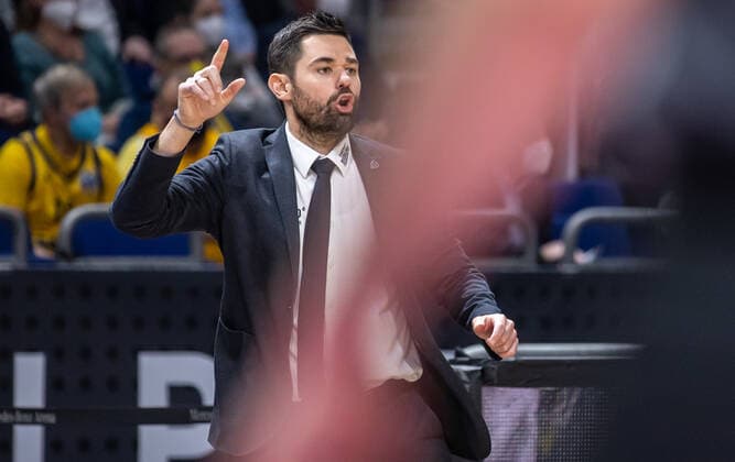 19.02.2022, Berlin, Basketball, BBL-Pokal, Halbfinale, Final Four, Mercedes Benz Arena: Basketball Loewen Braunschweig - HAKRO Merlins Crailsheim. Headcoach Sebastian Gleim von HAKRO Merlins Crailsheim ruft mit erhobenem Finger etwas. Loewen Braunschweig - Merlins Crailsheim