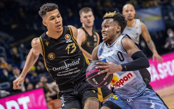 19.02.2022, Berlin, Basketball, BBL-Pokal, Halbfinale, Final Four, Mercedes Benz Arena: Basketball Loewen Braunschweig - HAKRO Merlins Crailsheim. Braunschweigs Brandon Tischler (l) kaempft gegen T.J. Shorts von HAKRO Merlins Crailsheim um den Ball. Loewen Braunschweig - Merlins Crailsheim