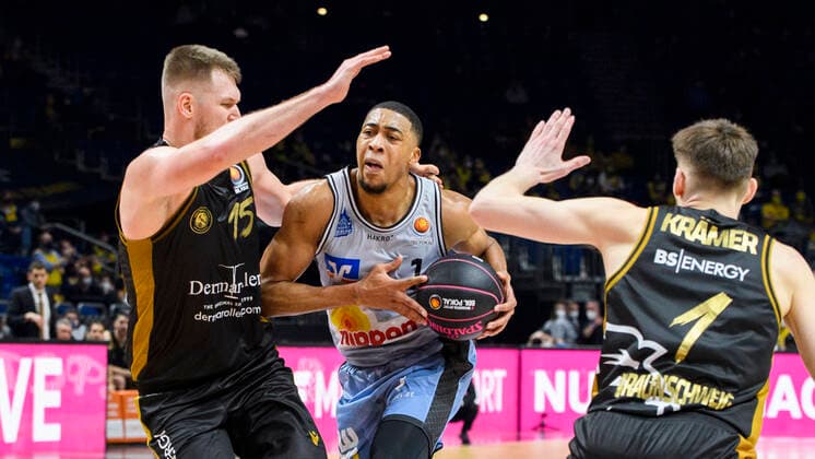 v.l. Martin Peterka (Basketball Loewen Braunschweig, 15), Jaren Lewis (HAKRO Merlins Crailsheim, 01), David Kraemer (Basketball Loewen Braunschweig, 01), Zweikampf, GER, Basketball Loewen Braunschweig vs HAKRO Merlins Crailsheim, BBL, Basketball - 1 Bundesliga - Maenner, Pokal Top Four 2022 Halbfinale, Saison 2021 2022, 19.02.2022, Basketball Loewen Braunschweig vs HAKRO Merlins Crailsheim, BBL, Pokal Top Four 2022, Halbfinale, Basketball - 1 Bundesliga - Maenner, , Saison 2021 2022, 19.02.2022, Berlin Copyright: xEibner-Pressefoto UwexKochx EP_UKH