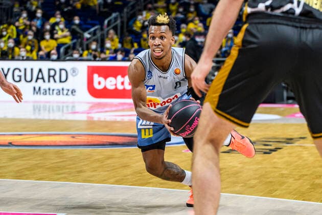 T. J. Shorts (HAKRO Merlins Crailsheim, 0), Angriff, GER, Basketball Loewen Braunschweig vs HAKRO Merlins Crailsheim, BBL, Basketball - 1 Bundesliga - Maenner, Pokal Top Four 2022 Halbfinale, Saison 2021 2022, 19.02.2022, Basketball Loewen Braunschweig vs HAKRO Merlins Crailsheim, BBL, Pokal Top Four 2022, Halbfinale, Basketball - 1 Bundesliga - Maenner, , Saison 2021 2022, 19.02.2022, Berlin Copyright: xEibner-Pressefoto UwexKochx EP_UKH