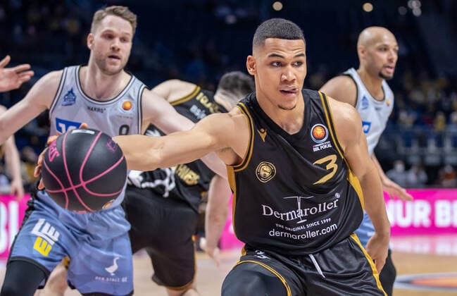 19.02.2022, Berlin, Basketball, BBL-Pokal, Halbfinale, Final Four, Mercedes Benz Arena: Basketball Loewen Braunschweig - HAKRO Merlins Crailsheim. Braunschweigs Nicholas Tischler (r) kaempft gegen Fabian Bleck von HAKRO Merlins Crailsheim um den Ball. Loewen Braunschweig - Merlins Crailsheim