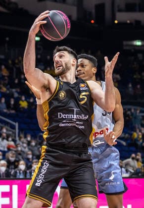 19.02.2022, Berlin, Basketball, BBL-Pokal, Halbfinale, Final Four, Mercedes Benz Arena: Basketball Loewen Braunschweig - HAKRO Merlins Crailsheim. Braunschweigs Owen Klassen (l) kaempft gegen Richmond Aririguzoh von HAKRO Merlins Crailsheim um den Ball. Loewen Braunschweig - Merlins Crailsheim