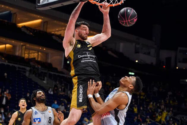 v.l. Owen Klassen (Basketball Loewen Braunschweig, 05), Richmond Aririguzoh (HAKRO Merlins Crailsheim, 34), im Zweikampf am Korb, GER, Basketball Loewen Braunschweig vs HAKRO Merlins Crailsheim, BBL, Basketball - 1 Bundesliga - Maenner, Pokal Top Four 2022 Halbfinale, Saison 2021 2022, 19.02.2022, Basketball Loewen Braunschweig vs HAKRO Merlins Crailsheim, BBL, Pokal Top Four 2022, Halbfinale, Basketball - 1 Bundesliga - Maenner, , Saison 2021 2022, 19.02.2022, Berlin Copyright: xEibner-Pressefoto UwexKochx EP_UKH