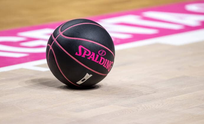 19.02.2022, Berlin, Basketball, BBL-Pokal, Halbfinale, Final Four, Mercedes Benz Arena: Basketball Loewen Braunschweig - HAKRO Merlins Crailsheim. Ein Basketball liegt auf dem Court. Loewen Braunschweig - Merlins Crailsheim