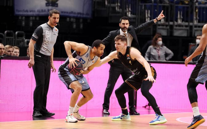 Elias Lasisi, David Krämer Aktion Spielszene Zweikampf Basketball BBL Pokal Top Four Herren Halbfinale Saison 2021 2022 19.02.2022 BB Löwen Braunschweig vs. HAKRO Merlins Crailsheim