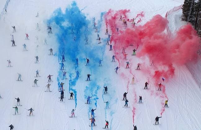 Sport Bilder des Tages BEIJING 2022, Flashmob in Moskau formt die russische Nationalfahne Russia Olympic Supporters Flashmob 8120589 19.02.2022 A pictured shows mass snowboard descent with the fires in the colours of Russian flag to support Russian Olympic athletes on the Beijing 2022 Winter Olympic Games, Olympische Spiele, Olympia, OS in Moscow, Russia. The slogan of the supporters is WewillROCyou. Ilya Naymushin Sputnik Krasnoyarsk Russia  Copyright: xIlyaxNaymushinx