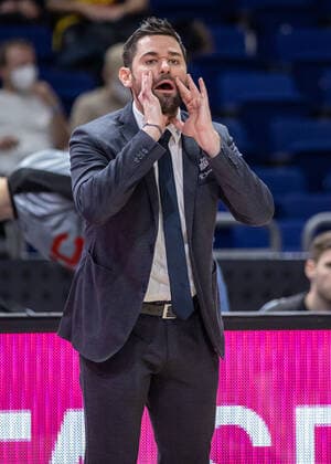 19.02.2022, Berlin, Basketball, BBL-Pokal, Halbfinale, Final Four, Mercedes Benz Arena: Basketball Loewen Braunschweig - HAKRO Merlins Crailsheim. Headcoach Sebastian Gleim von HAKRO Merlins Crailsheim ruft seinem Team etwas zu. Loewen Braunschweig - Merlins Crailsheim
