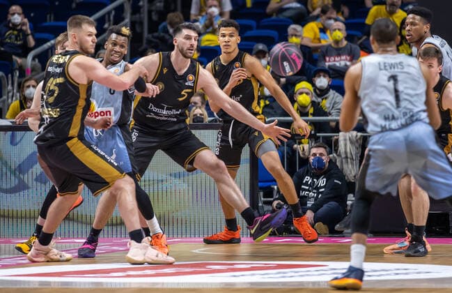 19.02.2022, Berlin, Basketball, BBL-Pokal, Halbfinale, Final Four, Mercedes Benz Arena: Basketball Loewen Braunschweig - HAKRO Merlins Crailsheim. T.J. Shorts von HAKRO Merlins Crailsheim kaempft gegen Braunschweigs Martin Peterka (l) und Owen Klassen (3.v.l) um den Ball. Loewen Braunschweig - Merlins Crailsheim