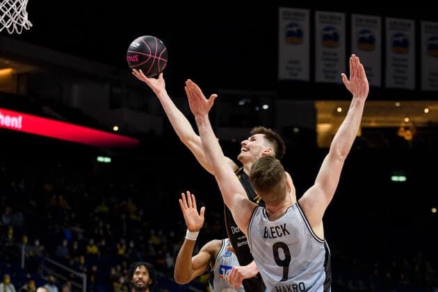 v.l. David Kraemer (Basketball Loewen Braunschweig, 01), Fabian Bleck (HAKRO Merlins Crailsheim, 09), Zweikampf am Korb, GER, Basketball Loewen Braunschweig vs HAKRO Merlins Crailsheim, BBL, Basketball - 1 Bundesliga - Maenner, Pokal Top Four 2022 Halbfinale, Saison 2021 2022, 19.02.2022, Basketball Loewen Braunschweig vs HAKRO Merlins Crailsheim, BBL, Pokal Top Four 2022, Halbfinale, Basketball - 1 Bundesliga - Maenner, , Saison 2021 2022, 19.02.2022, Berlin Copyright: xEibner-Pressefoto UwexKochx EP_UKH
