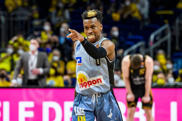 Sport Bilder des Tages T. J. Shorts (HAKRO Merlins Crailsheim, 0), Freude und Jubel nach Korb, GER, Basketball Loewen Braunschweig vs HAKRO Merlins Crailsheim, BBL, Basketball - 1 Bundesliga - Maenner, Pokal Top Four 2022 Halbfinale, Saison 2021 2022, 19.02.2022, Basketball Loewen Braunschweig vs HAKRO Merlins Crailsheim, BBL, Pokal Top Four 2022, Halbfinale, Basketball - 1 Bundesliga - Maenner, , Saison 2021 2022, 19.02.2022, Berlin Copyright: xEibner-Pressefoto UwexKochx EP_UKH